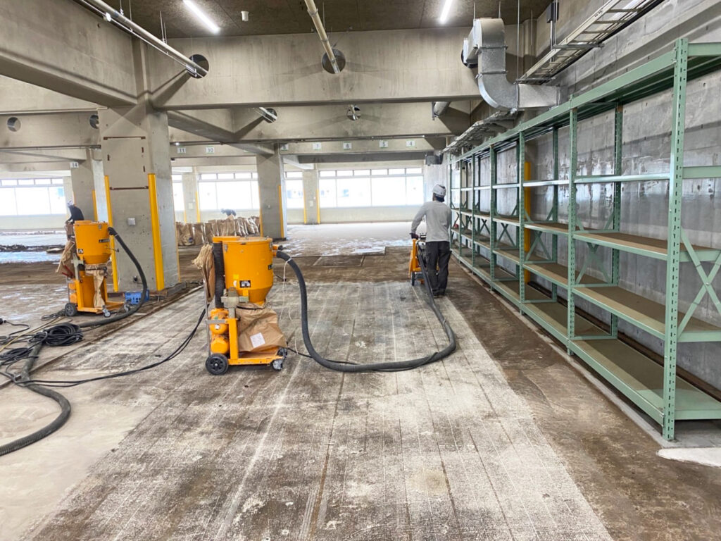下地処理機械を使用する施工現場